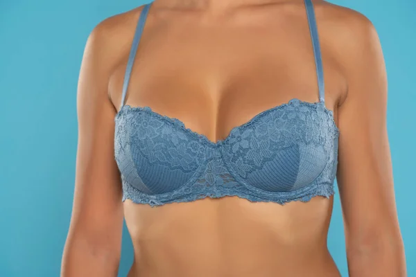 Κοντινό Πλάνο Στο Γυναικείο Κορμό Μπλε Σουτιέν Και Φυσικό Στήθος — Φωτογραφία Αρχείου