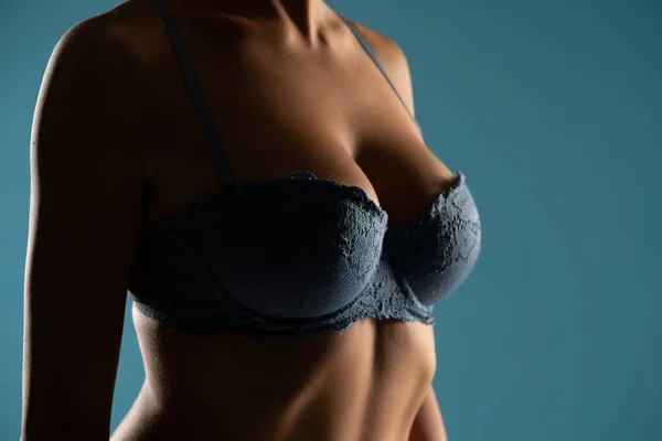 Närbild Kvinnans Överkropp Skuggan Blå Och Naturliga Bröst Klyfta Blå — Stockfoto