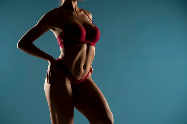 Bronz Tenli Kadın Gölgede Mükemmel Vücut Şekli Kırmızı Çamaşırlı Kadın — Stok fotoğraf
