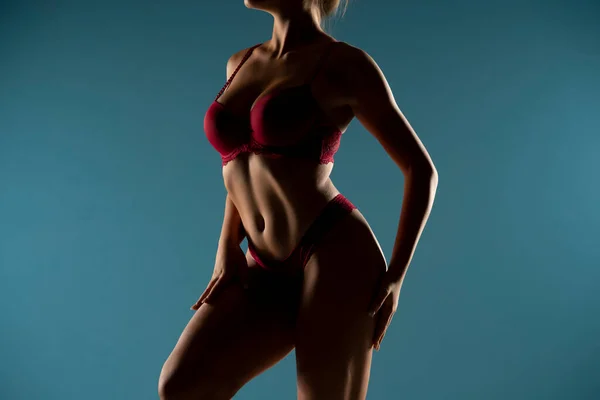 Bronz Tenli Kadın Gölgede Mükemmel Vücut Şekli Kırmızı Çamaşırlı Kadın — Stok fotoğraf
