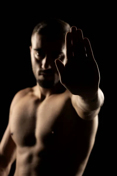 Sylwetka Muskularnego Mężczyzny Bez Koszuli Cieniu Pokazująca Dłoń Stop Czarnym — Zdjęcie stockowe