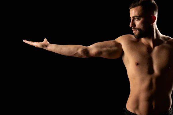 一个伸出手的年轻运动员的躯干 运动和节食后的男性身体 男子健康 深色工作室背景下的剃光乳房 — 图库照片