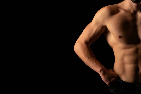 一个年轻运动员的身体 运动和节食后的男性身体 男性健康 在黑色工作室背景下刮胸 — 图库照片