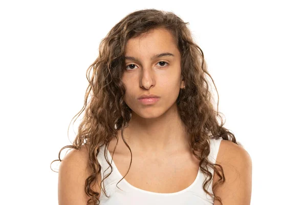 メイクのない若い女性の肖像と長い波状の髪に白いスタジオの背景 — ストック写真