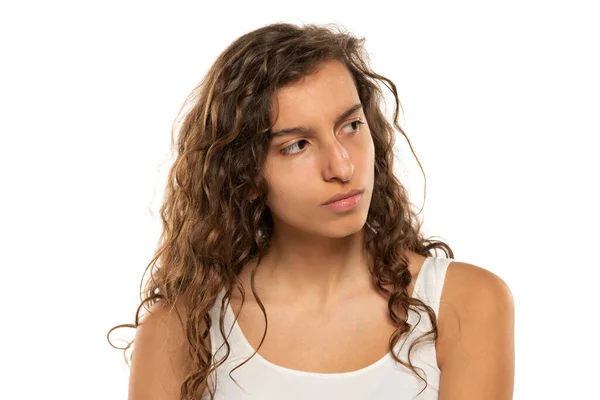 Retrato Una Joven Mujer Frunciendo Ceño Sin Maquillaje Cabello Largo — Foto de Stock
