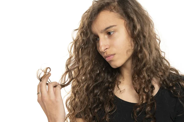 Крупним Планом Портрет Молодої Жінки Тримає Пошкоджене Сухе Волосся Виглядає — стокове фото