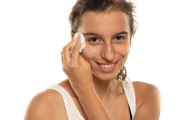 Uśmiechnięta Kobieta Czyści Makijaż Twarzy Wilgotną Tkanką Białym Tle Studia — Zdjęcie stockowe