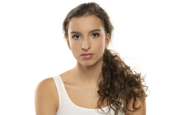 Retrato Una Mujer Joven Con Maquillaje Cabello Largo Ondulado Sobre — Foto de Stock