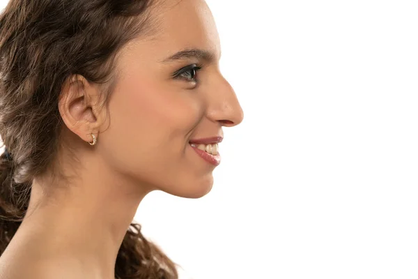 美しい笑顔の若い女性のプロフィールポートレート 白いスタジオの背景にハンプと鼻 — ストック写真