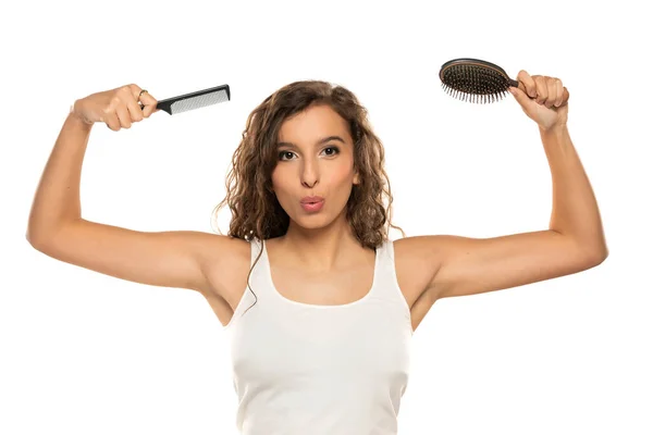 Mujer Bonita Joven Elige Cepillo Peine Belleza Conveniencia Concepto Pelo — Foto de Stock