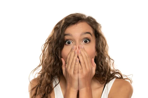 Zszokowana Młoda Kobieta Zakrywająca Usta Dłońmi Izolowanymi Białym Tle Studia — Zdjęcie stockowe