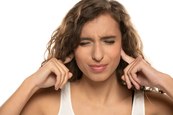 Junge Frau Schließt Ihre Ohren Mit Den Fingern Auf Weißem — Stockfoto