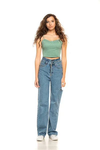 Tiro Comprimento Total Jovem Mulher Vestindo Camisa Verde Jeansi Azul — Fotografia de Stock