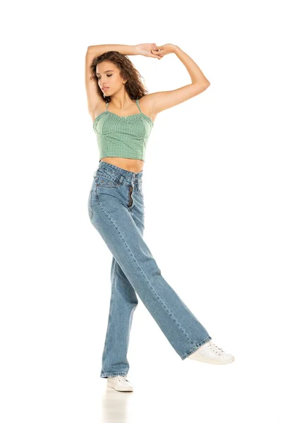 Tiro Comprimento Total Jovem Mulher Sorridente Vestindo Camisa Verde Jeansi — Fotografia de Stock