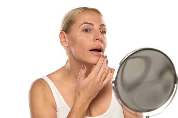 Ανησυχούσα Μεσήλικη Ξανθιά Γυναίκα Μπροστά Από Τον Καθρέφτη Αγγίζει Στόμα — Φωτογραφία Αρχείου