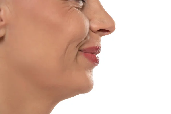 中年妇女的脸 鼻子和脸颊在白色摄影棚背景下的特写 — 图库照片
