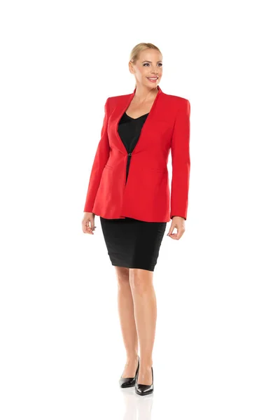 Eine Lächelnde Frau Mittleren Alters Roter Jacke Und Schwarzem Rock — Stockfoto