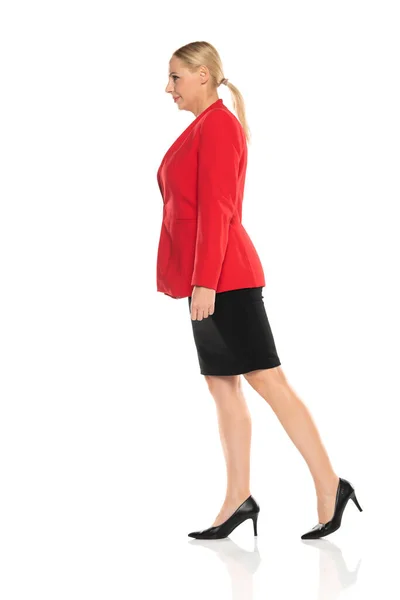 Starsza Kobieta Biznesu Średnim Wieku Czerwonej Kurtce Czarnej Spódnicy Chodzącej — Zdjęcie stockowe