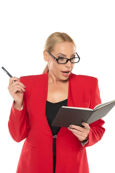 Mulher Negócios Sênior Meia Idade Surpreso Casaco Vermelho Com Notebook — Fotografia de Stock