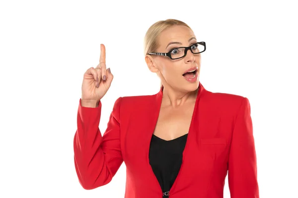 中年驚きましたシニアビジネス女性で赤ジャケットと眼鏡上の上にホワイトスタジオ背景 — ストック写真