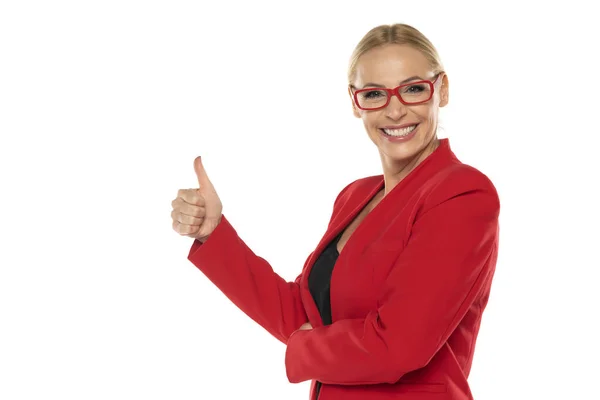 Mulher Negócios Sênior Meia Idade Casaco Vermelho Óculos Mostrando Polegares — Fotografia de Stock