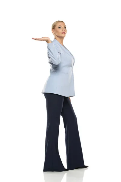 Werbefachfrau Mittleren Alters Blauer Jacke Und Schwarzer Hose Posiert Auf — Stockfoto