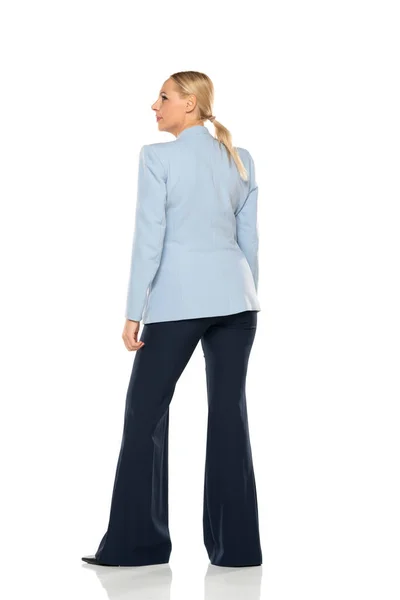 Mulher Idosa Meia Idade Vestindo Jaqueta Azul Calças Pretas Fundo — Fotografia de Stock
