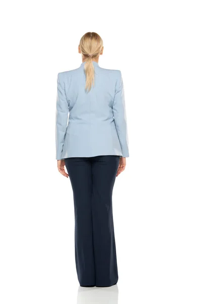 Seniorin Mittleren Alters Blauer Jacke Und Schwarzer Hose Vor Weißem — Stockfoto