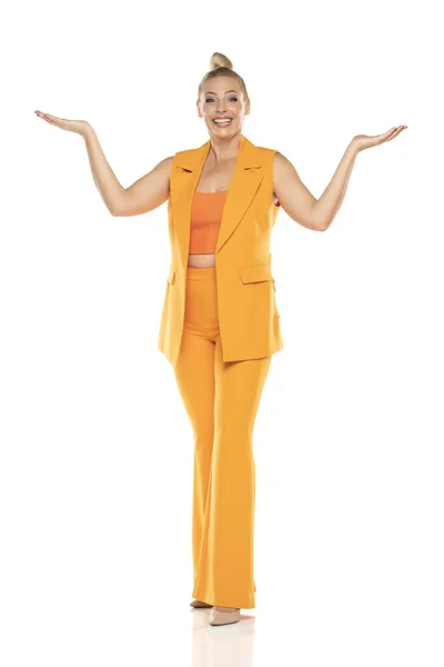Werbefachfrau Mittleren Alters Gelber Ärmelloser Jacke Und Hose Posiert Auf — Stockfoto