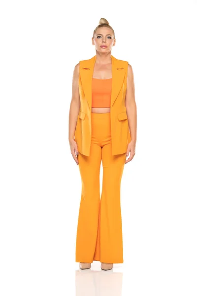 Mujer Mayor Mediana Edad Con Chaqueta Amarilla Sin Mangas Pantalones —  Fotos de Stock