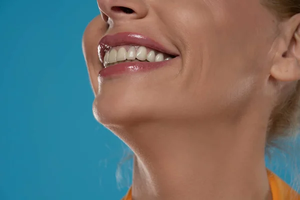 Πορσελάνη Δόντια Στο Γυναικείο Χαμογελαστό Στόμα — Φωτογραφία Αρχείου