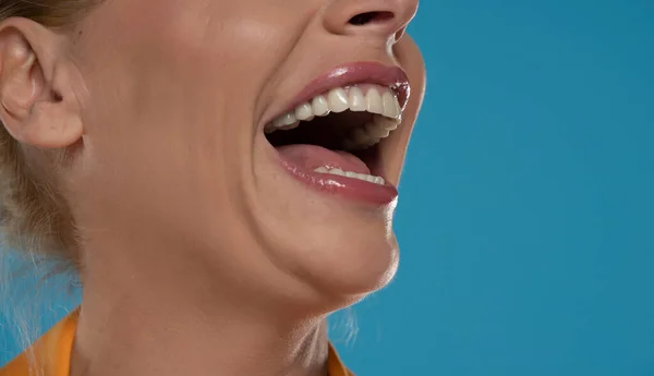 Porcelánové Zuby Ženské Otevřené Usmívající Ústa Modrém Pozadí Studia — Stock fotografie