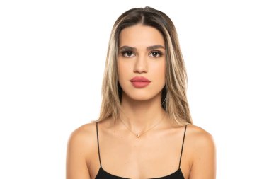 Makyajlı, uzun saçlı, beyaz bir stüdyo arkasında güzel ve ciddi kadınlar..