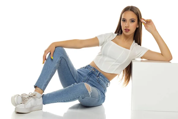 Giovane Donna Camicia Bianca Jeans Blu Scarpe Ginnastica Seduta Uno — Foto Stock