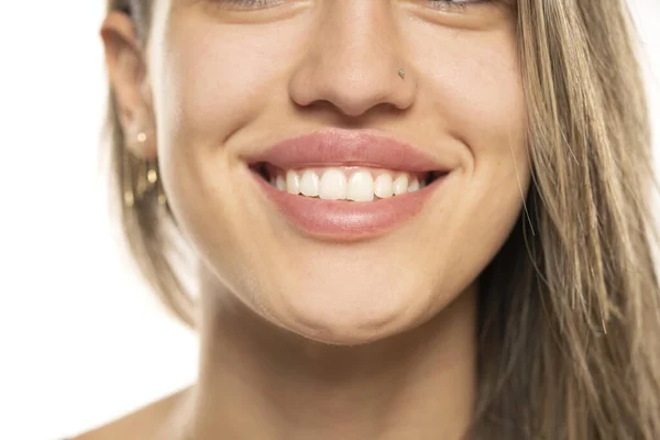 Смеющийся Рот Женщины Большими Белыми Зубами — стоковое фото