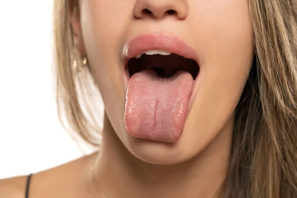 一个女人的舌头的前视图 关门了 — 图库照片