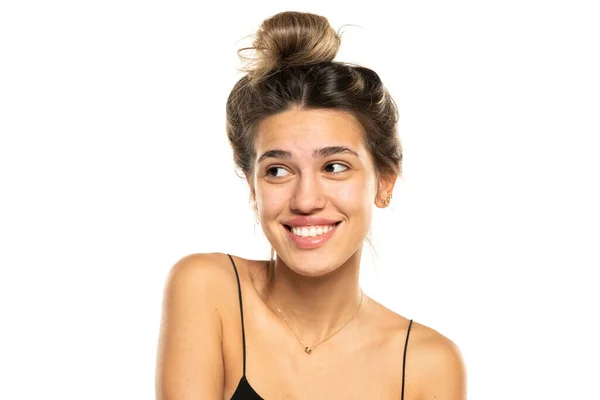 Jovem Mulher Sorridente Com Bolinho Solto Bagunçado Sem Maquiagem Fundo — Fotografia de Stock