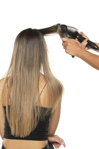 Задний Вид Парикмахера Сушащего Волосы Женщины Студии Белом Фоне — стоковое фото
