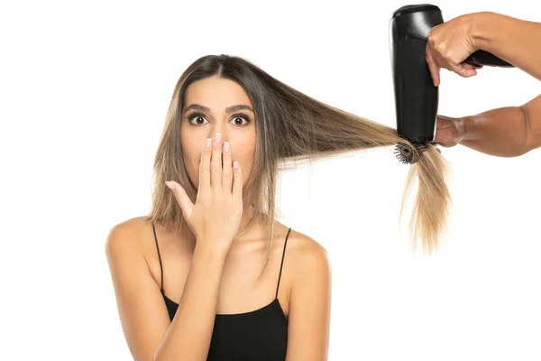 Positiv Überraschte Junge Frau Trocknet Ihre Haare Auf Weißem Studiohintergrund — Stockfoto