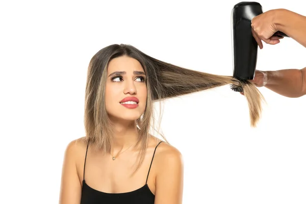 Friseur Fügt Einer Jungen Frau Schmerzen Wenn Sie Ihre Haare — Stockfoto