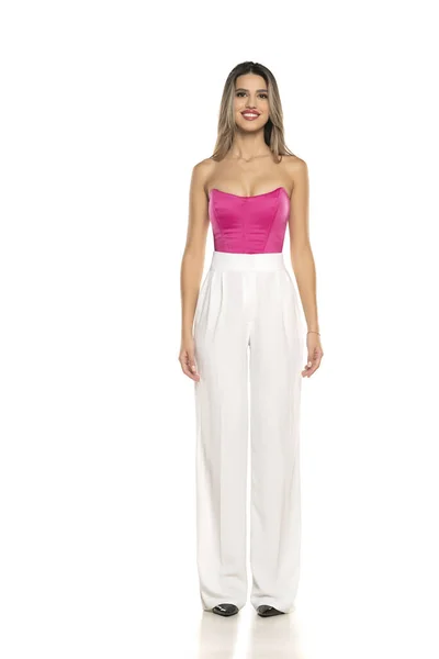 Joven Mujer Sonriente Moderna Pantalones Blancos Corsé Rosa Posando Sobre — Foto de Stock