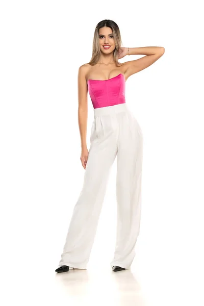 Joven Mujer Sonriente Moderna Pantalones Blancos Corsé Rosa Posando Sobre — Foto de Stock