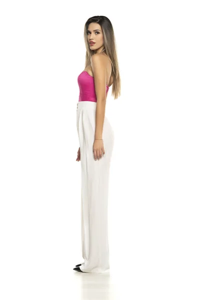 Vista Lateral Una Joven Mujer Moderna Pantalones Blancos Corsé Rosa — Foto de Stock