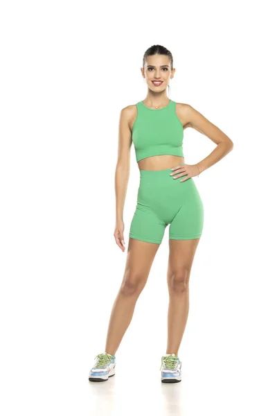 Joven Mujer Sonriente Deportiva Pantalones Cortos Verdes Parte Superior Posando — Foto de Stock