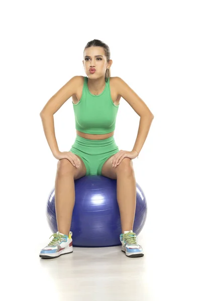 Jeune Femme Fatiguée Sportive Short Vert Haut Assis Sur Ballon — Photo