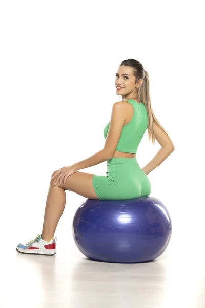 Mladá Sportovní Usmívající Žena Zelených Kraťasech Top Sedí Fitness Míč — Stock fotografie