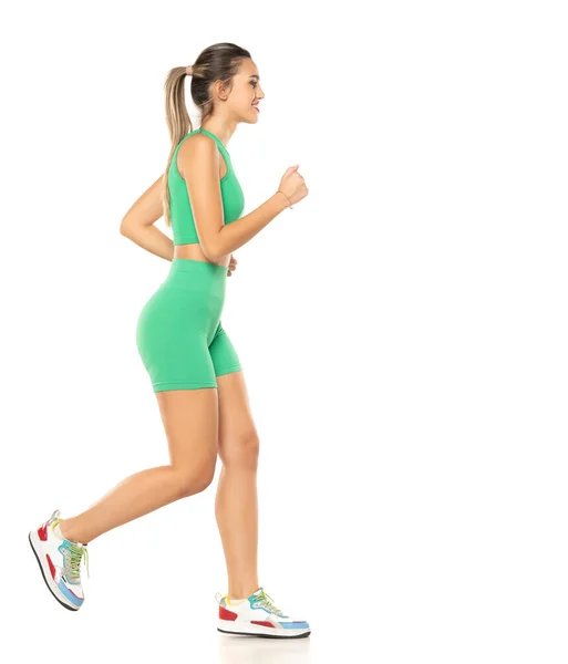 Joven Mujer Sonriente Deportiva Pantalones Cortos Verdes Parte Superior Corriendo —  Fotos de Stock