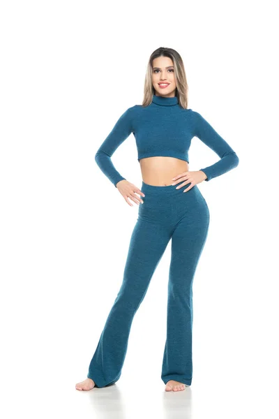 Mavi Pantolonlu Bluzlu Gülümseyen Genç Çıplak Ayaklı Kadın Beyaz Stüdyo — Stok fotoğraf