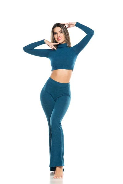 Giovane Donna Moderna Piedi Nudi Sorridente Pantaloni Blu Camicetta Posa — Foto Stock