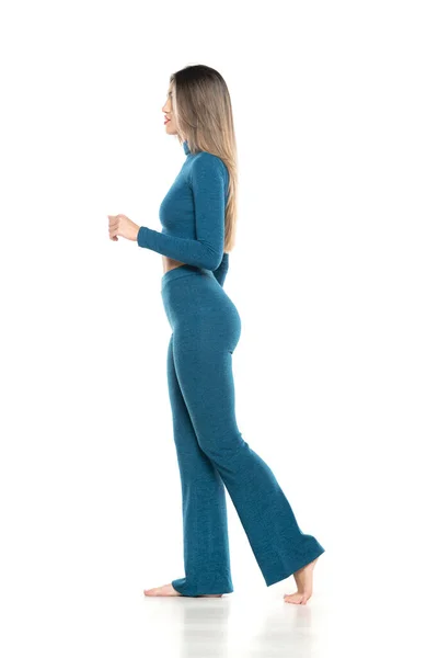 Młoda Nowoczesna Barefeet Kobieta Niebieskich Spodniach Bluzce Chodzenie Białym Tle — Zdjęcie stockowe